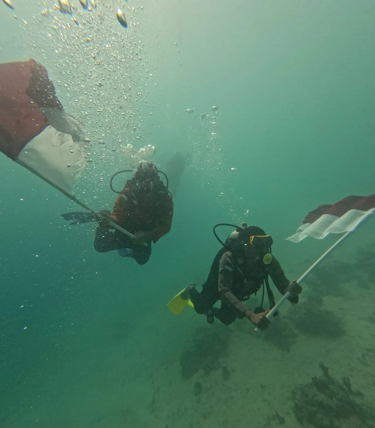 Personel Polres Simeulue Kibarkan Bendera Merah Putih di Dasar Laut