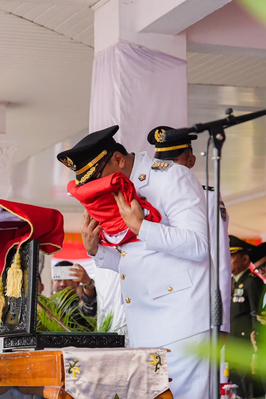 Penurunan Bendera HUT Ke-81 RI di Deliserdang Diwarnai Penyerahan Penghargaan