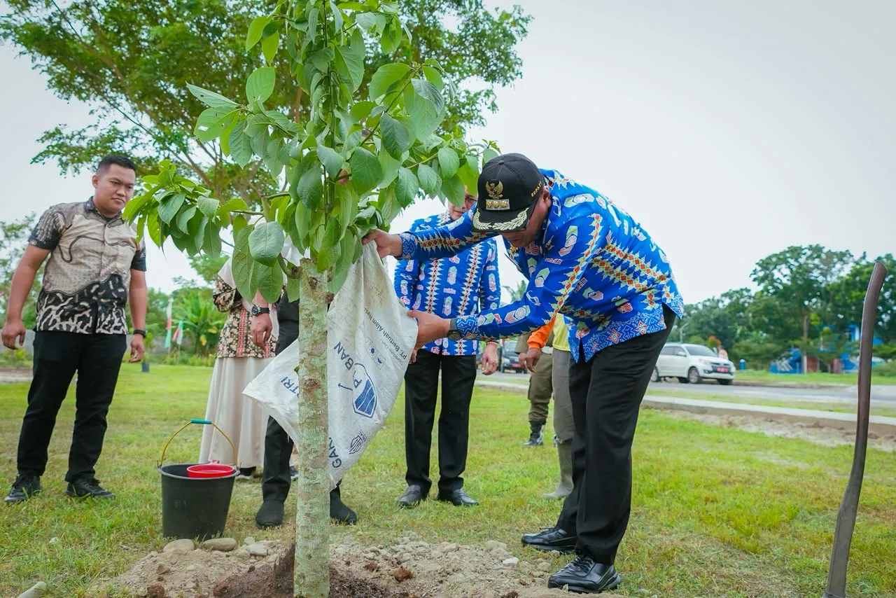 Bupati Asri Ludin Tambunan Awali Penanaman Bibit Pohon Pengganti Karangan Bunga HUT ke-81 RI
