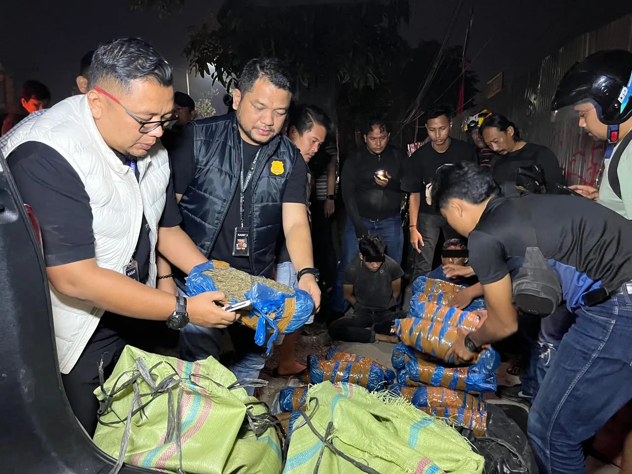 Kejar-kejaran Hingga Harus Tabrak Mobil Pelaku, Satresnarkoba Polrestabes Medan Gagalkan Pengiriman 93 Kg Ganja
