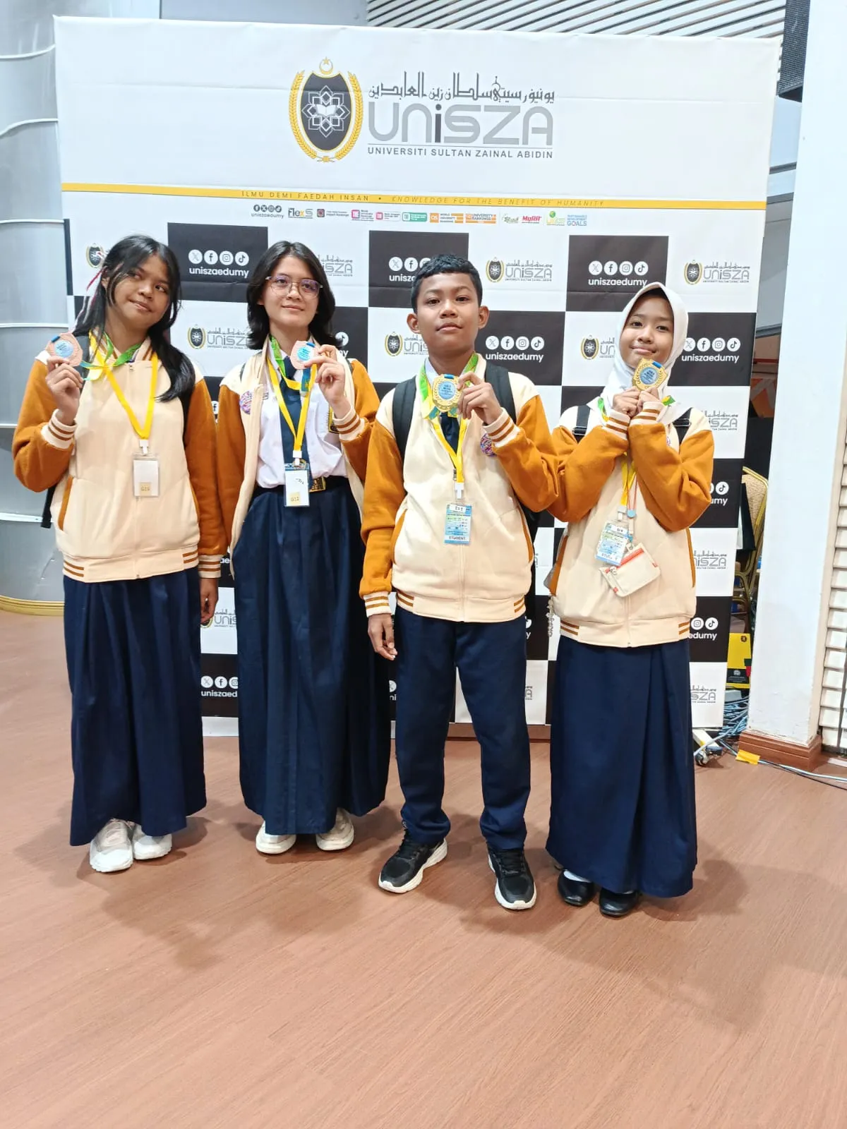 Empat Pelajar SMPN 1 Lubukpakam Berhasil Meraih Medali pada Ajang Southeast Asia Olympiad Championship di Malaysia