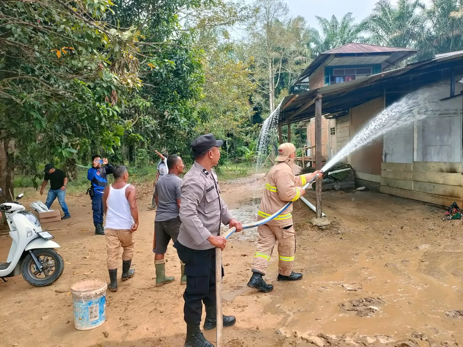 Dua Warga Alami Luka Bakar, Polsek Tamiang Hulu Tangani Kebakaran Kios