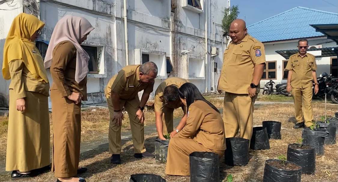 Tindaklanjuti Surat Edaran Bupati, Dinas PMPTSP Deliserdang Tanam Cabai Merah dan Rawit