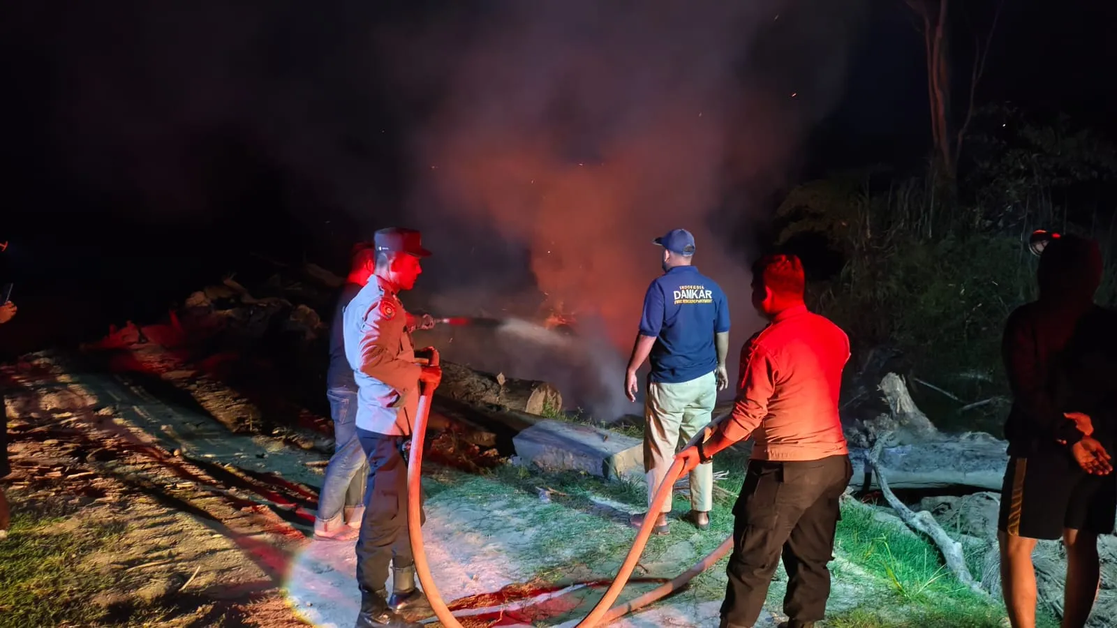 Tumpukan Kayu Sisa Banjir Terbakar di Pante Geulima, Damkar Bergerak