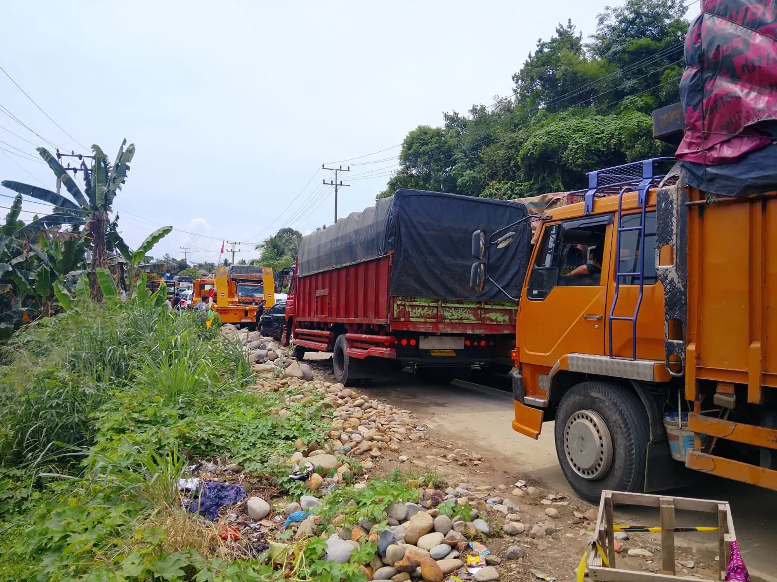 Material Menumpuk dan Truk Mogok, Jalan Nasional Panyabungan Utara Macet 1 Kilometer