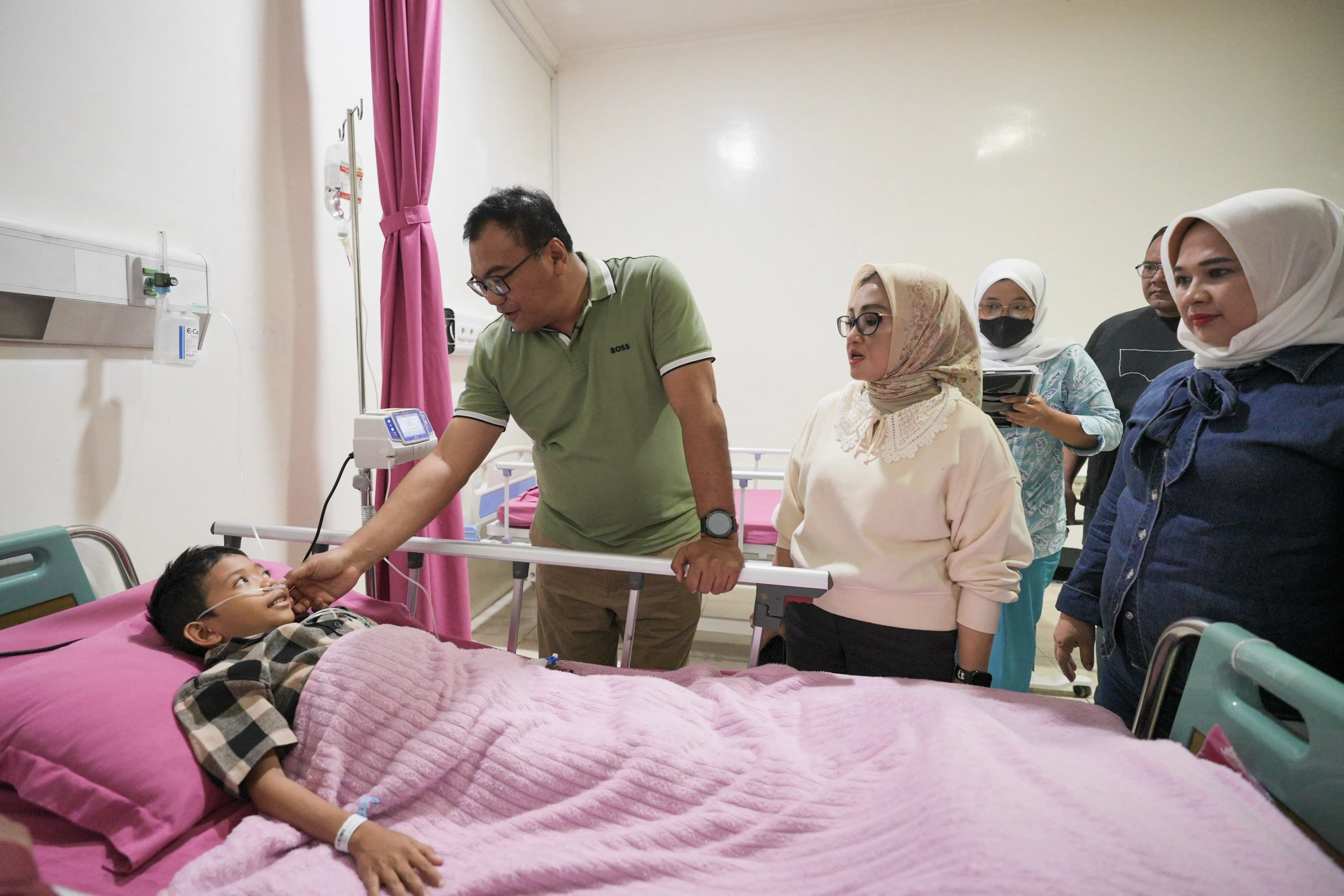 Bupati Asri Ludin Tambunan Jenguk Kondisi Khairul, Penanganan Medis Terus Dilakukan