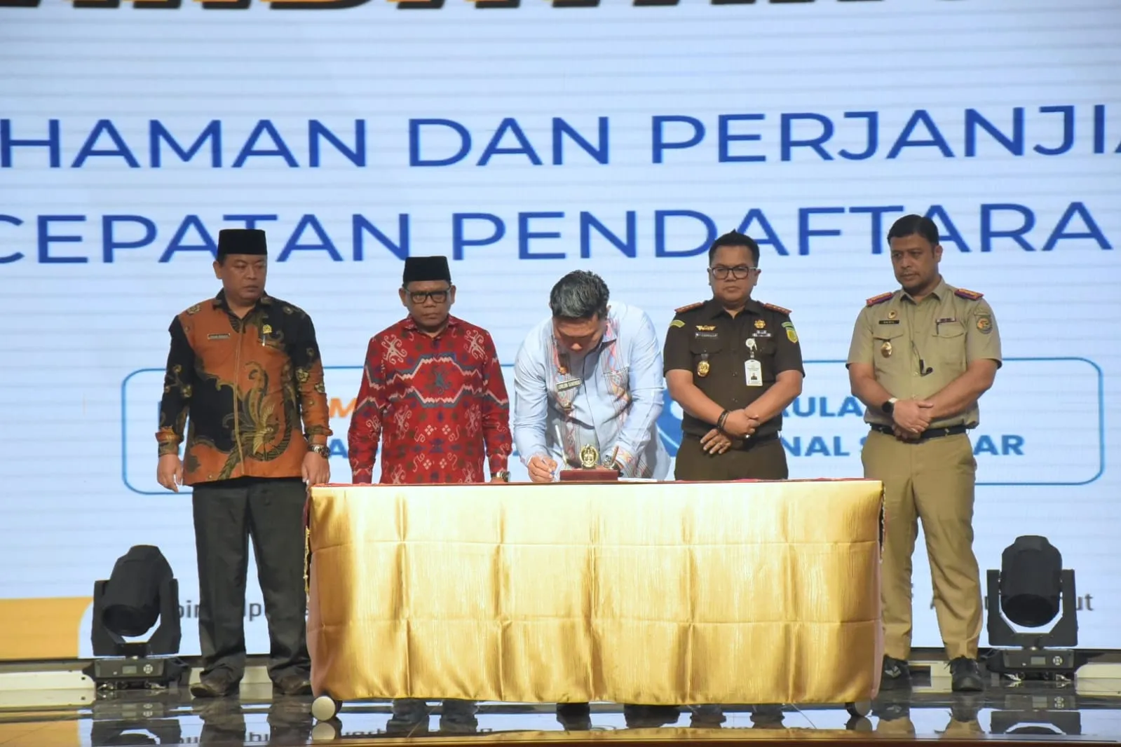 Wabup Deliserdang Tandatangani Percepatan Sertifikasi Tanah Wakaf