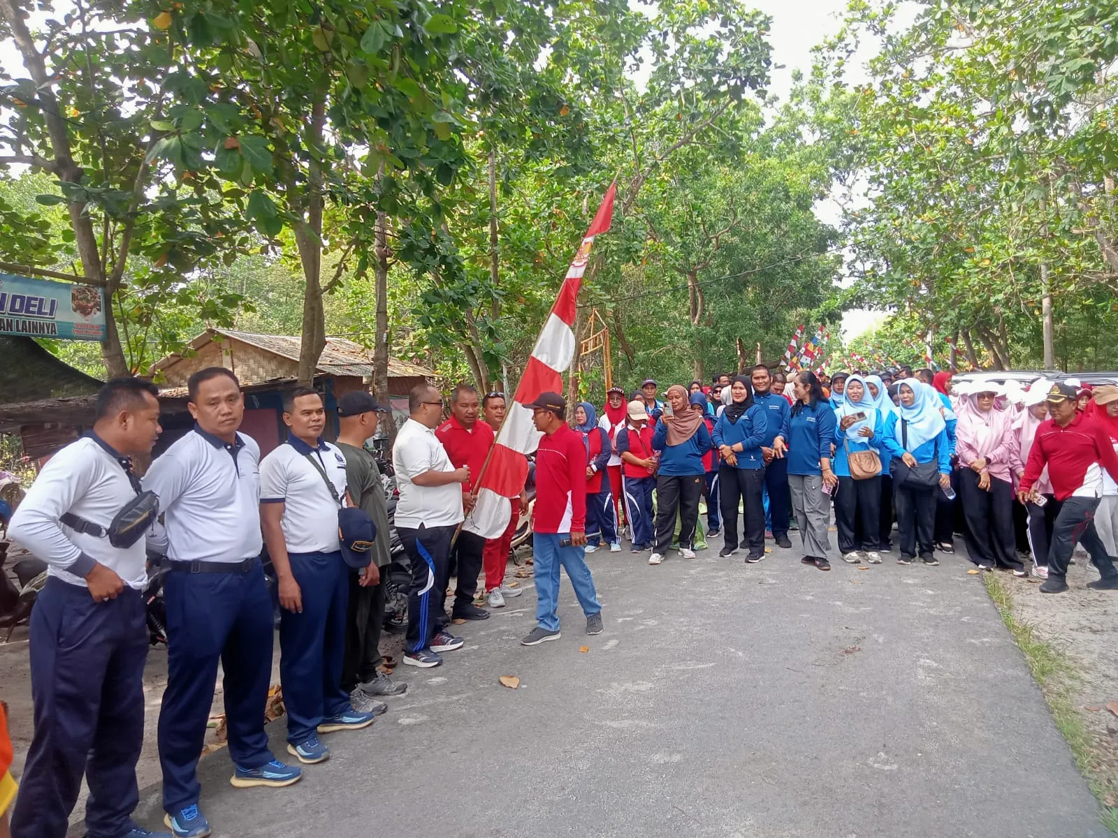 Rayakan HUT RI ke-81, Pemerintah Kecamatan Pantai Labu Jalan Santai Sambil Bersihkan Bibir Pantai