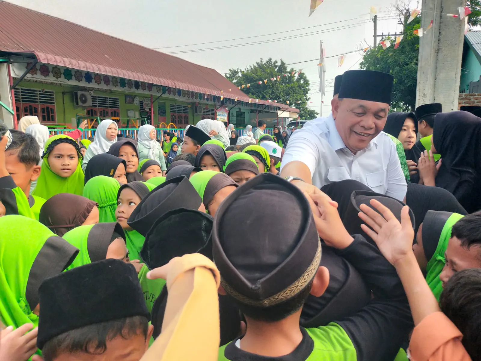 Disambut Ratusan Siswa, Muhammad Dahnil Ginting Bantu Rp5 Juta Biaya Perbaiki Fasilitas Sekolah di Sampali