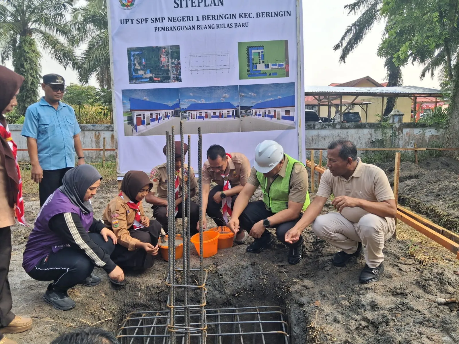 Bupati Asri Ludin Tambunan Letakkan Batu Pertama Pembangunan Tiga RKB dan Satu Aula SMPN 1 Beringin
