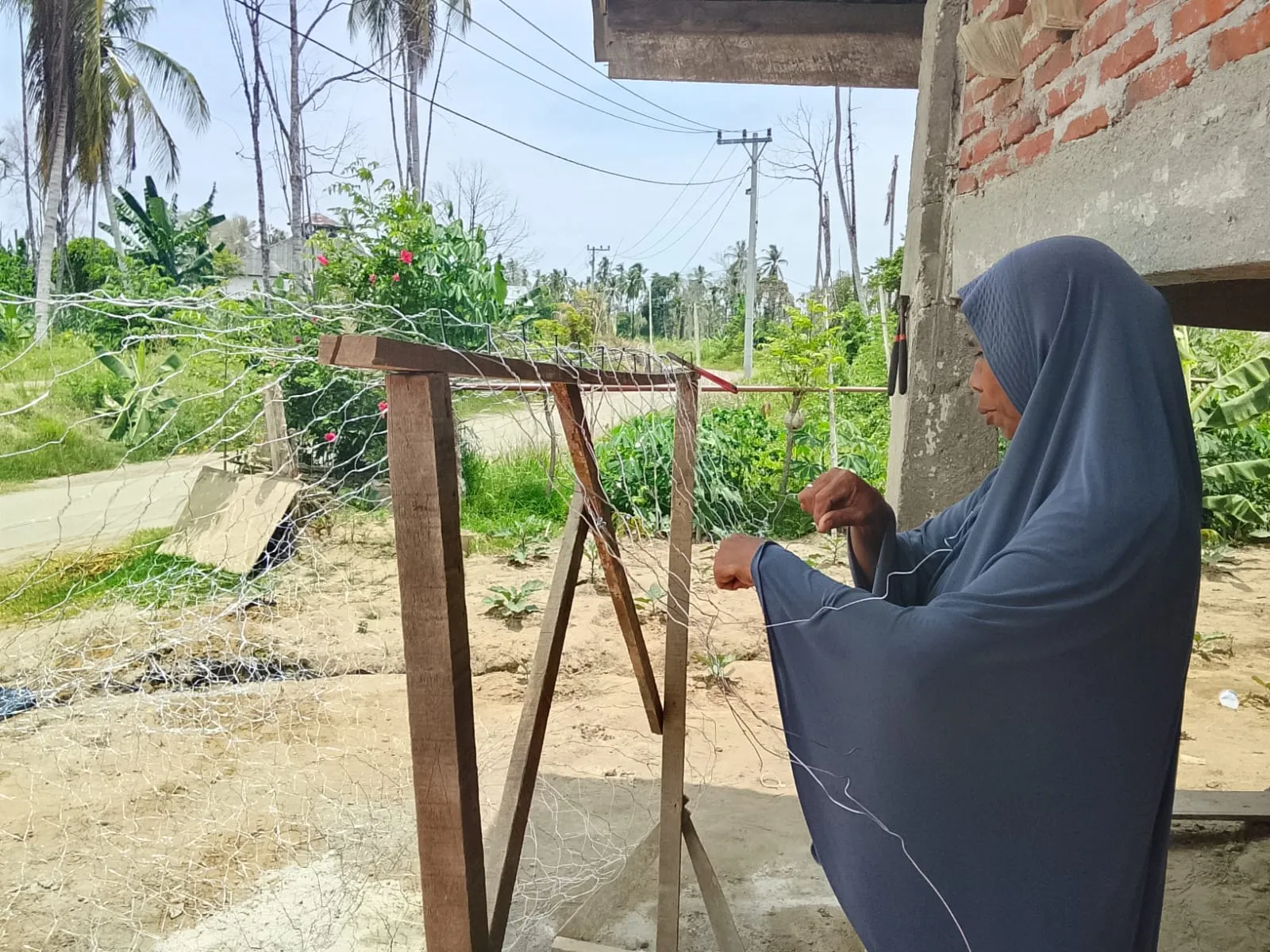 Saudah, Penyintas Banjir yang Kini Berjuang Hidupi Keluarga dengan Menganyam Kawat