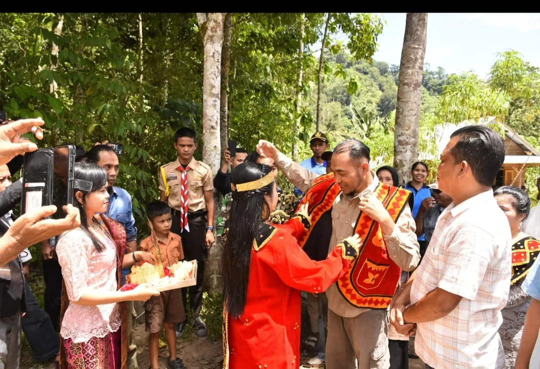 Disambut Adat Nias, Camat Siabu Kunjungi Dusun Aek Tombang di Desa Muara Batang Angkola