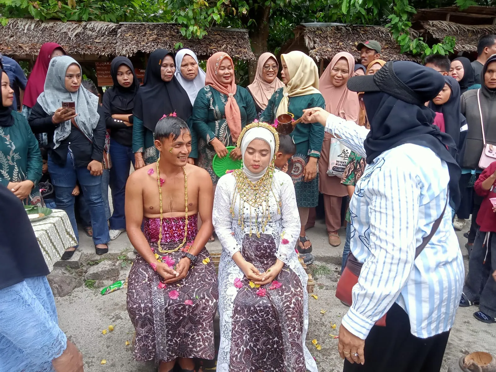Pasar Kamu Gelar Tradisi Mandi Nujuh Bulanan kepada Pengunjung