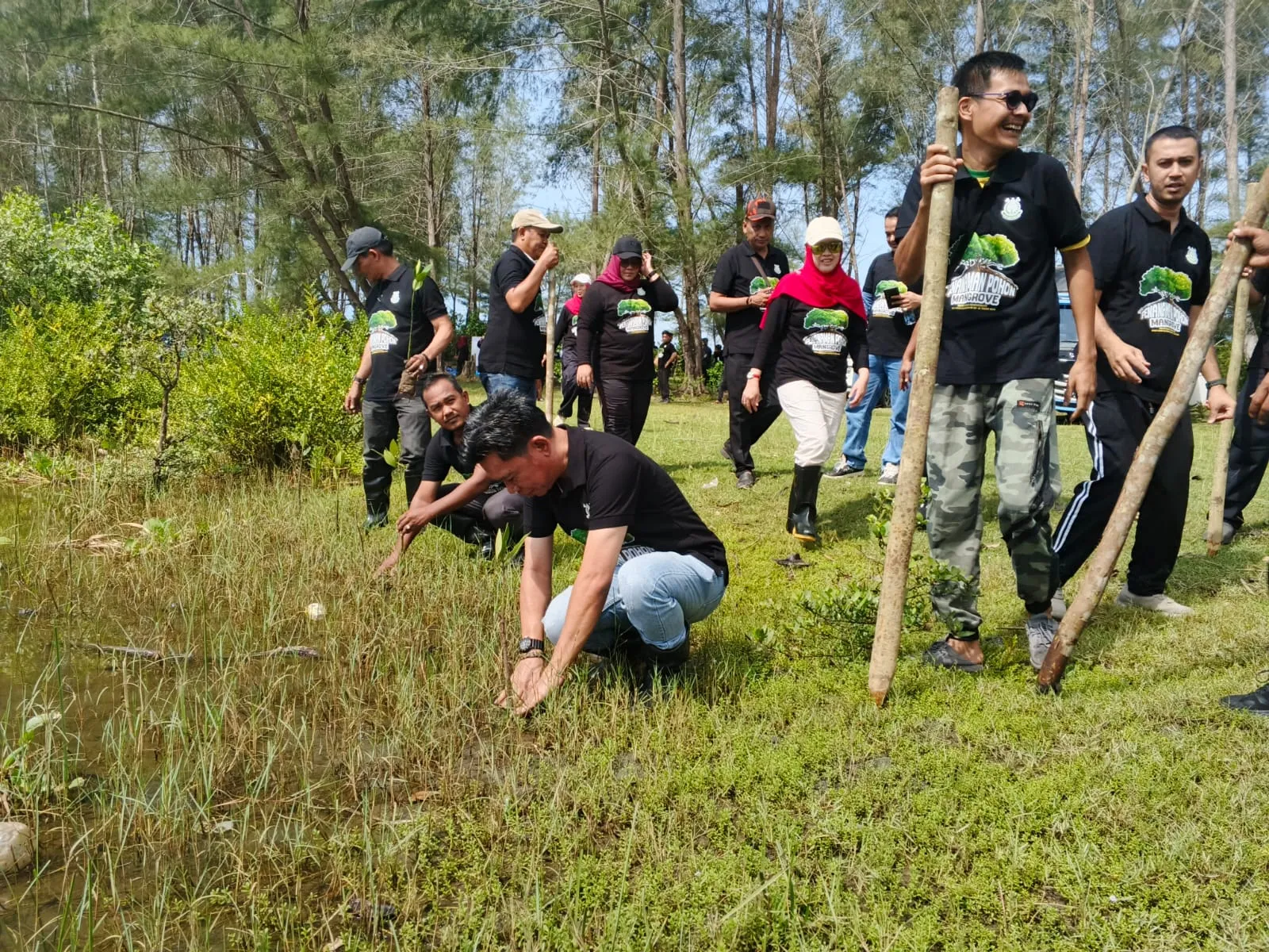 Peringati Lahir Kejaksaan RI ke-81 Tahun, Kejari Nagan Raya Tanam Pohon Mangrove