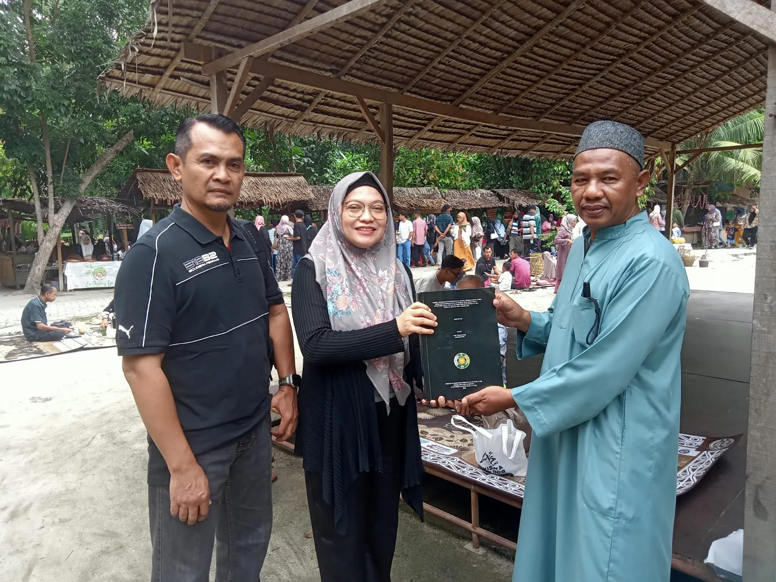 Dr. Ade Indah Sari Serahkan Disertasi kepada Pengelola Pasar Kamu