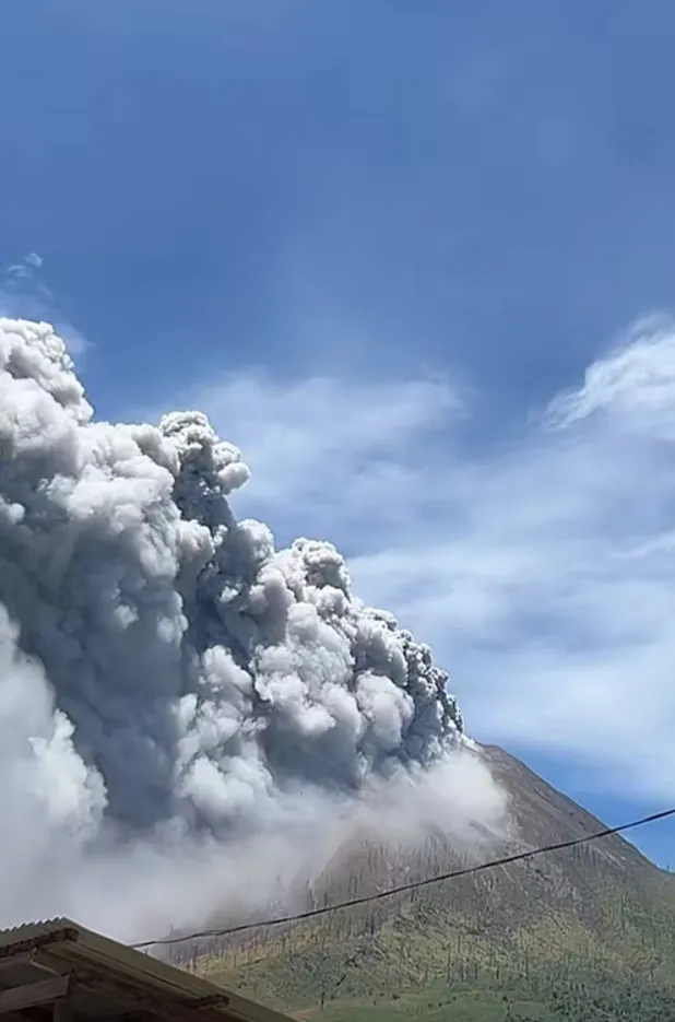 Erupsi Gunung Sinabung Muntahkan Abu Vulkanik Setinggi 3.500 Meter