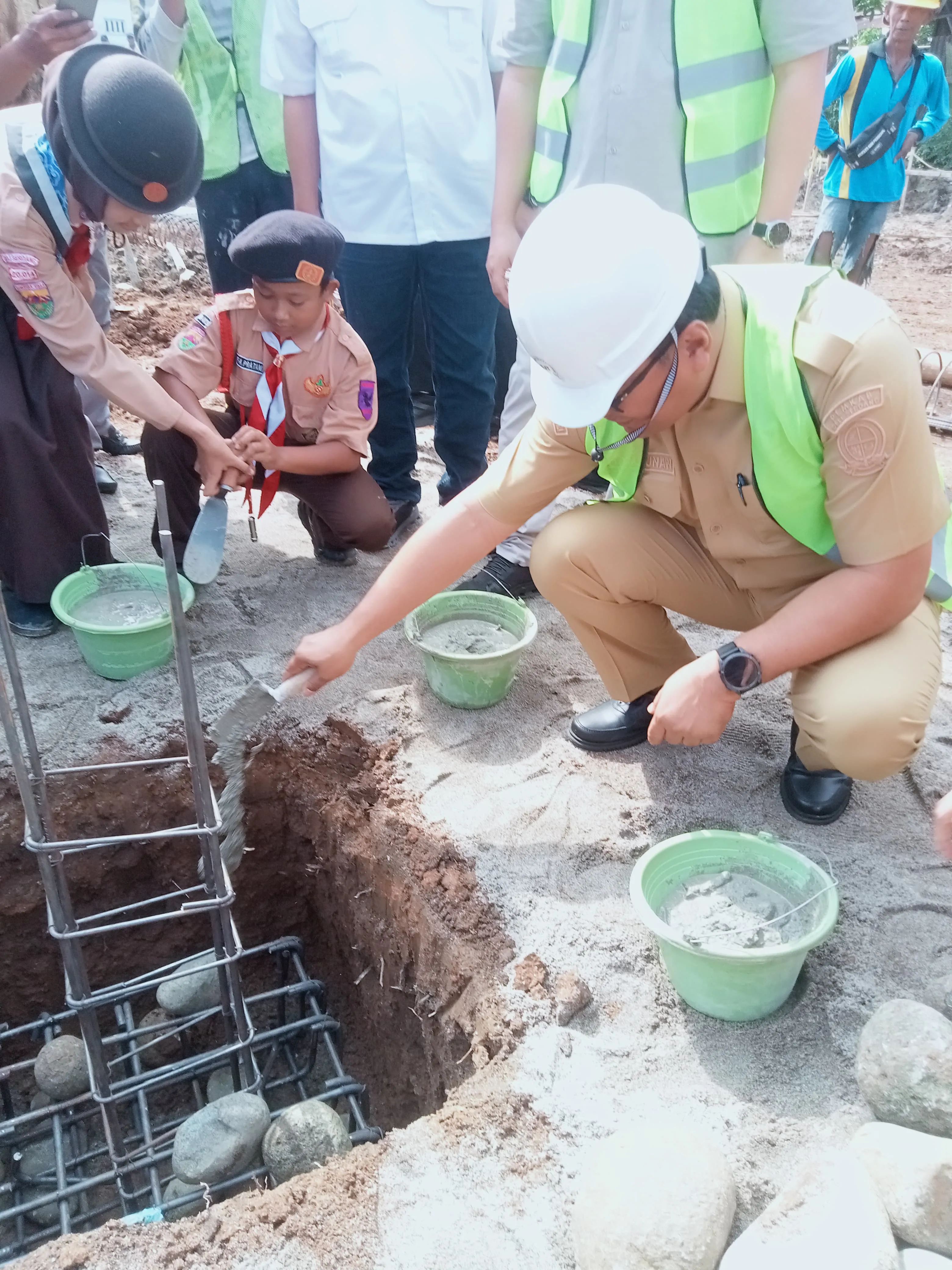 Dilengkapi 12 RKB dan Tiga Fasilitas Penunjang, Bupati Asri Ludin Tambunan Letakkan Batu Pertama Pembangunan SMPN 2