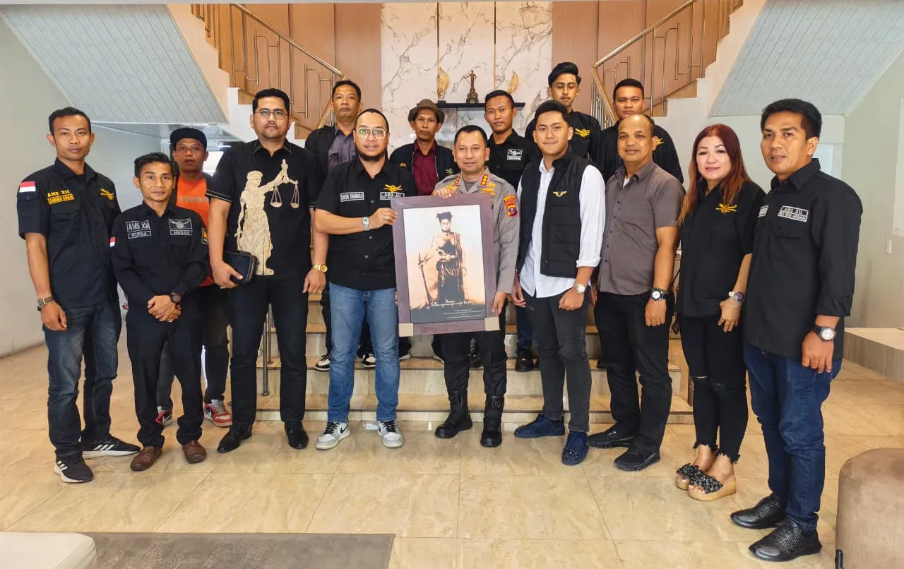AMS XII Kota Medan Serahkan Lukisan Raja Sisingamangaraja Kepada Kapolrestabes, Apresiasi 300 Hari Kinerja