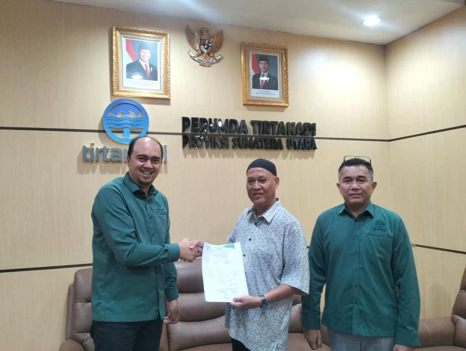 Dirut Perumda Tirtanadi Serahkan SK Revisi Kepengurusan Keluarga Besar IKRAR Periode 2026–2030