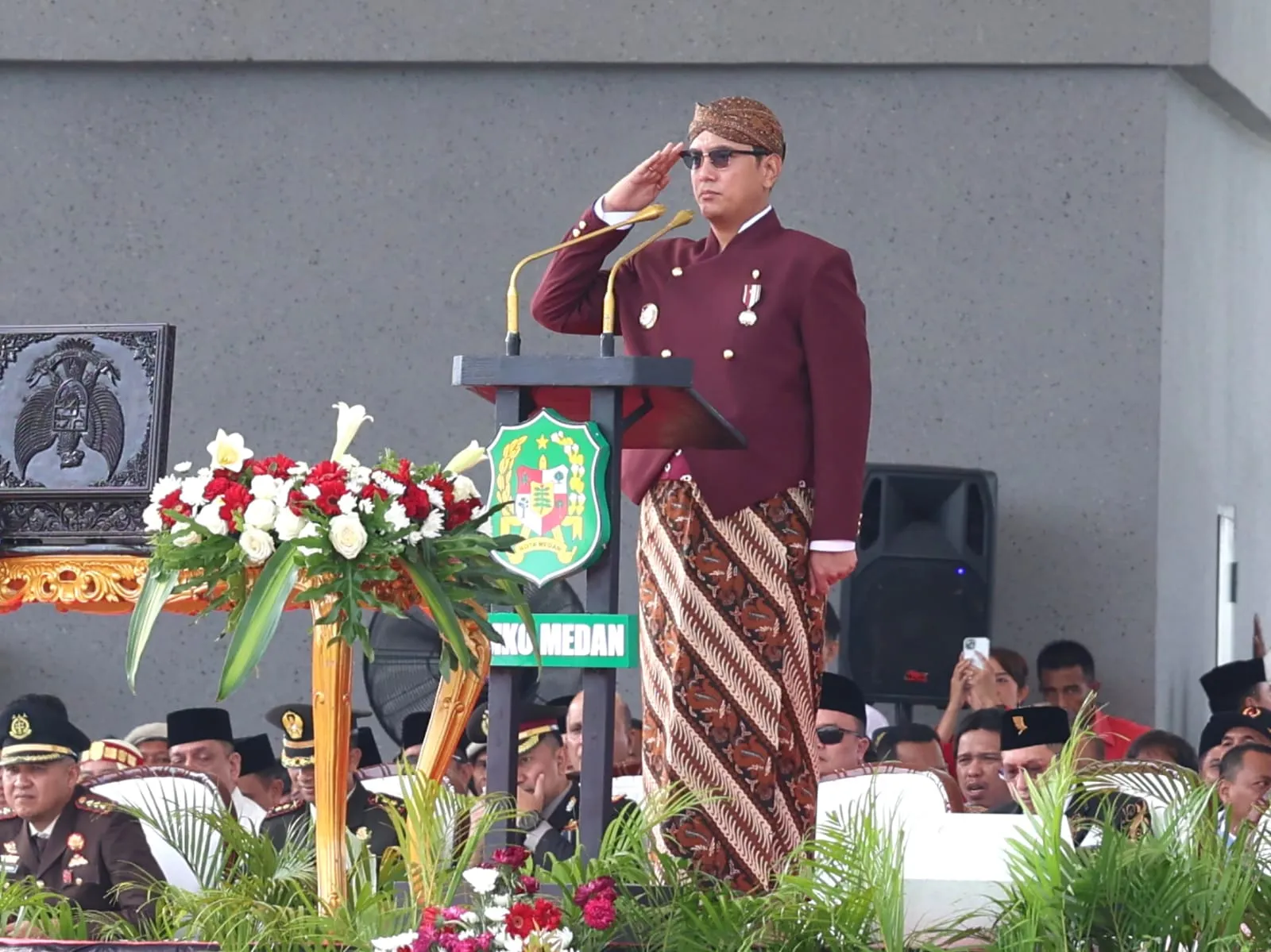 Wali Kota Kenakan Pakaian Adat Jawa, Kepala Bapenda Medan Adat Simalungun Di HUT Ke-81 RI