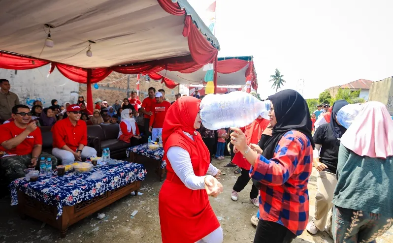 Rico Waas Berbaur Bersama Warga di Gebyar Kemerdekaan Medan Kota, Panjat Pinang Jadi Puncak Semarak Dan Keseruan