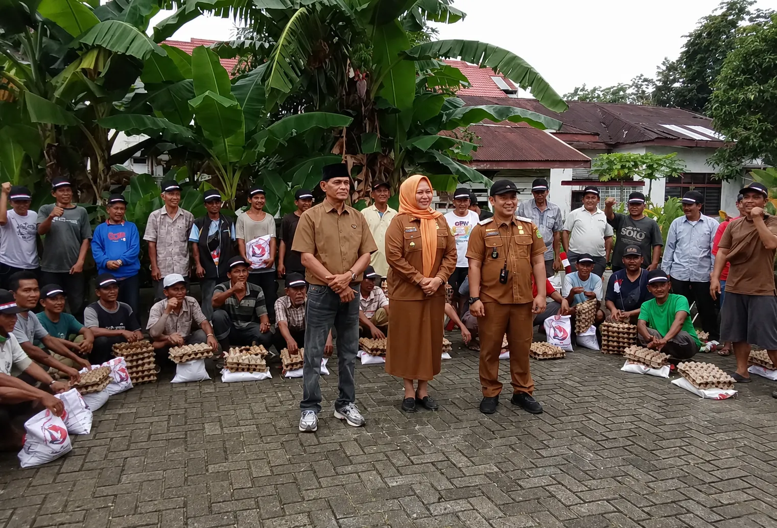 M. Arif Tanjung Gelar Baksos Bersama Puluhan Abang Becak Dayung, Semarakkan HUT ke-81 RI