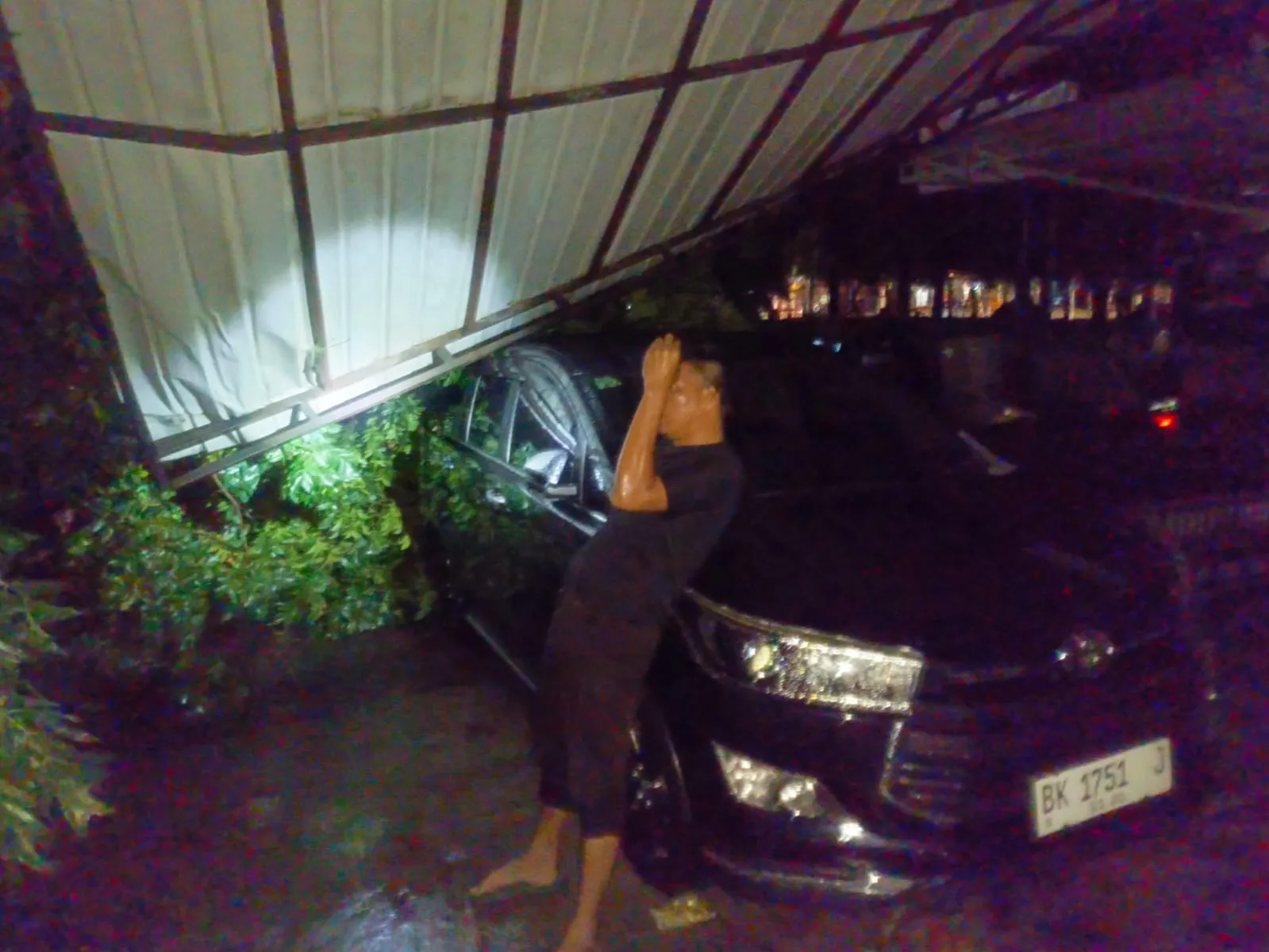 Dua Mobil Dinas Ketua DPRD Medan Ringsek Tertimpa Pohon