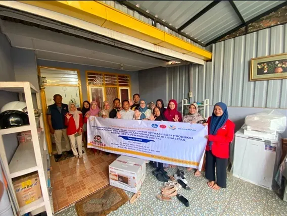 Tim PKM STIM Sukma Tingkatkan Produksi UMKM Kue Kering “MAK OGEK”