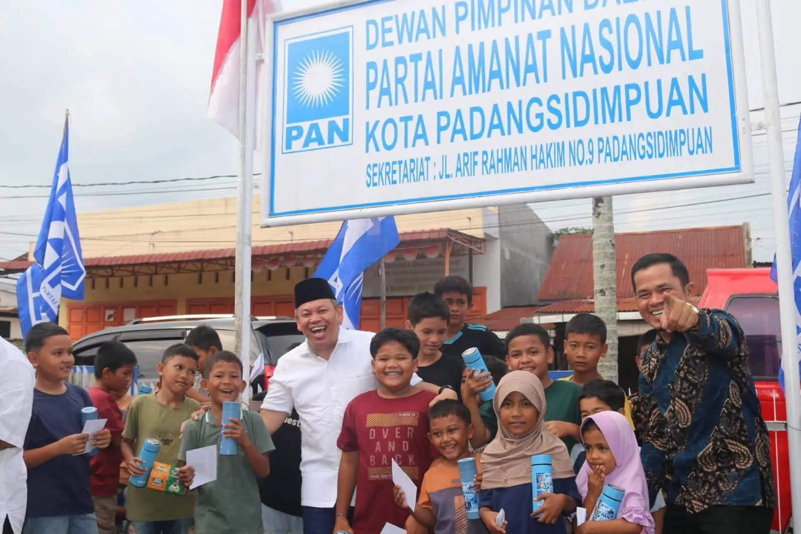 Peringati HUT Ke-28, Borkat Dan Pengurus DPD PAN Padang Sidimpuan Santuni Dan Bantu Rakyat