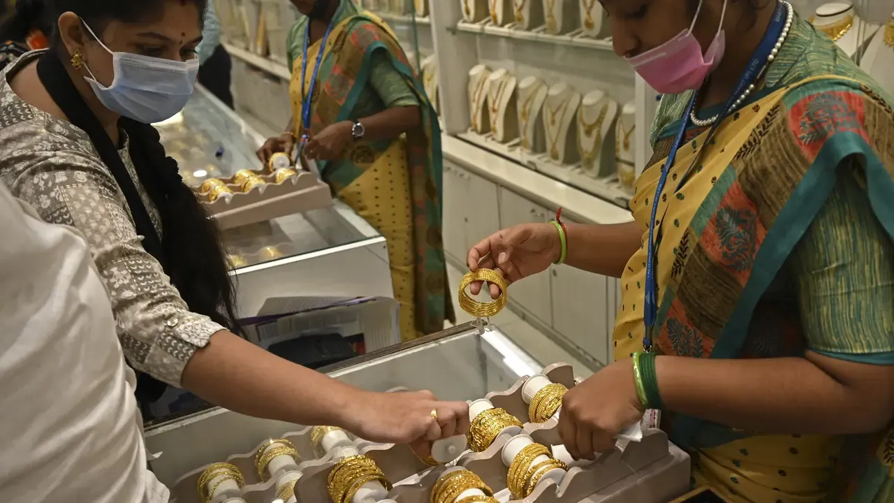 Harga Emas Dunia Melonjak, Penurunan Harga Minyak Picu Optimisme Pasar