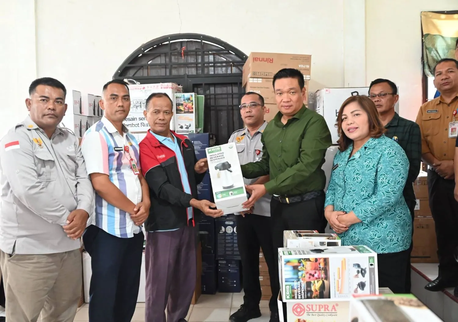 Bupati Humbahas Serahkan Bantuan Peralatan Warung Kopi kepada 31 UMKM Terdampak Bencana