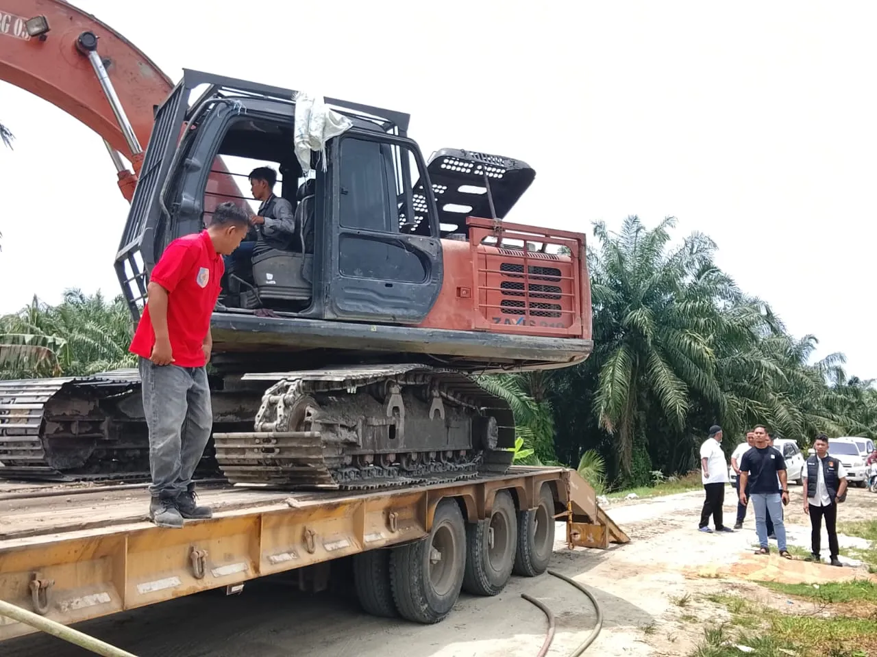 Keruk Pasir Tanpa Izin, Satreskrim Polres Batubara Sita Alat Berat dan Truk