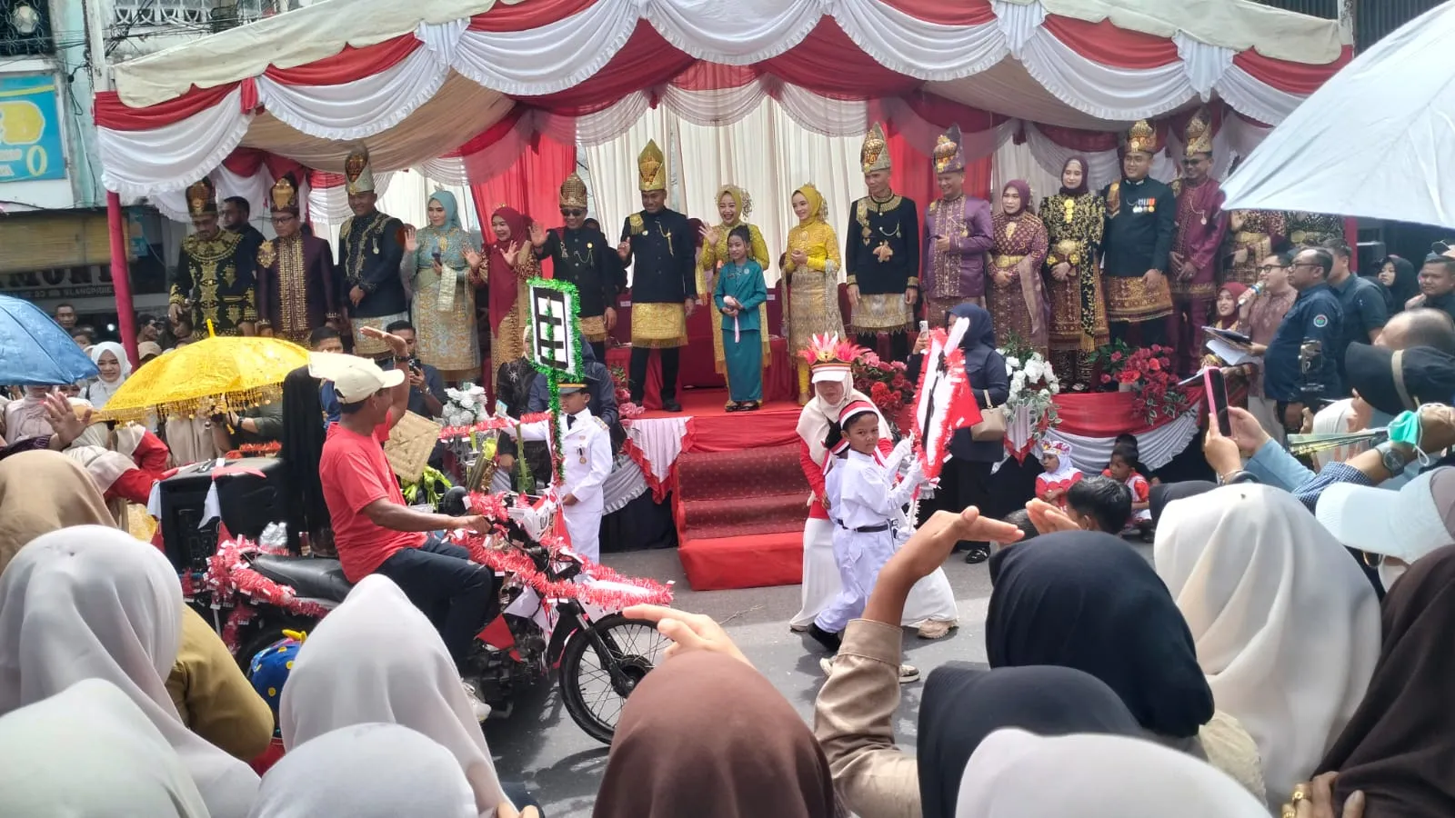 Semarak HUT RI, Bupati Safaruddin Lepas Ribuan Peserta Karnaval di Blangpidie