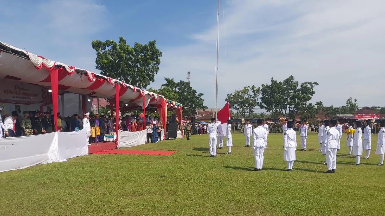 Upacara Detik-detik Proklamasi di Babalan Dirangkaikan Potong Tumpeng dan Pelepasan Balon