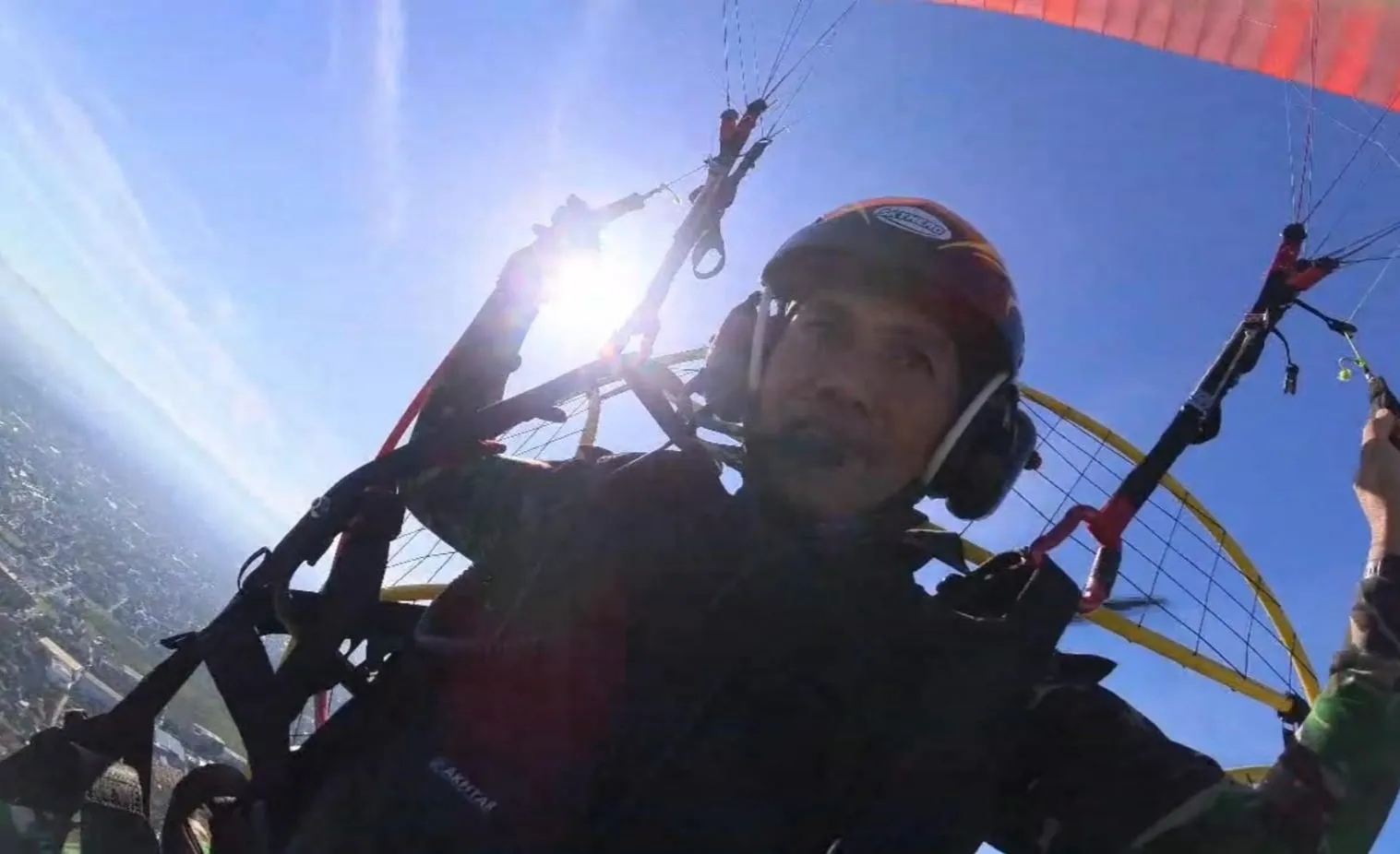 Merah Putih Membentang di Langit Abdya, Dua Atlet Paramotor Semarakkan HUT RI