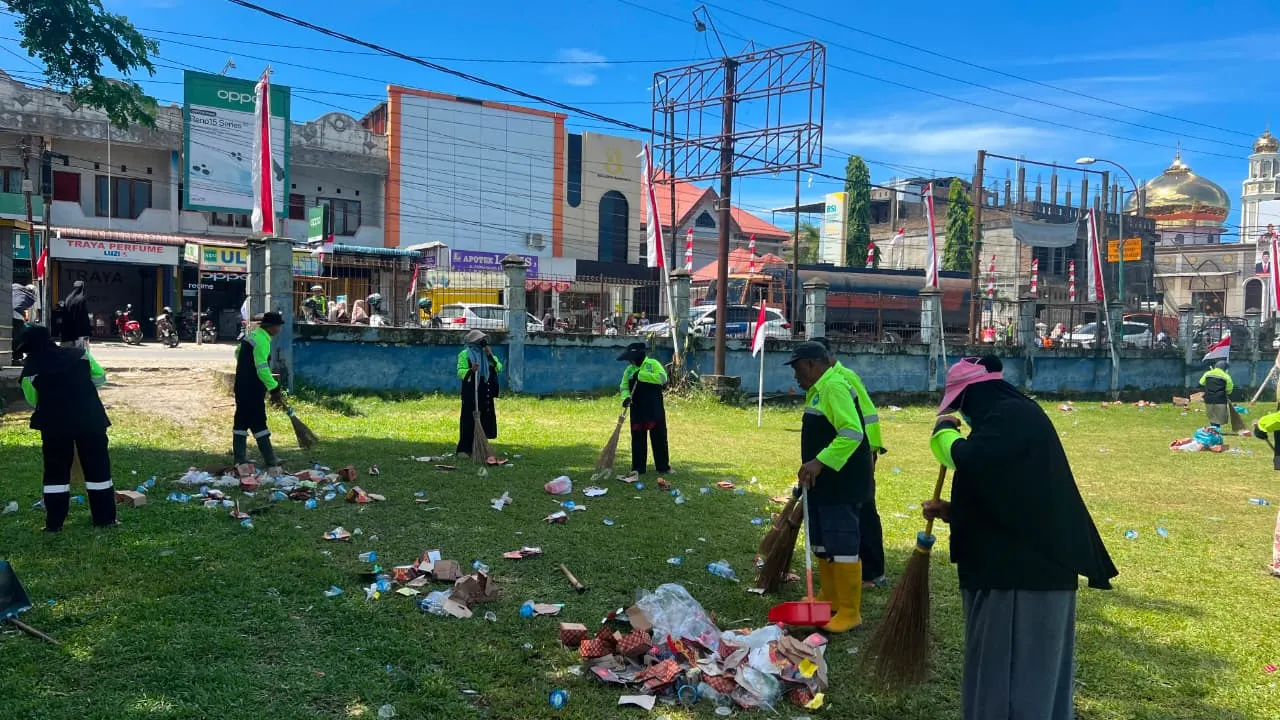 Usai Pawai dan Upacara HUT RI, DLH Abdya Sapu Bersih Jejak Sampah di Pusat Kota