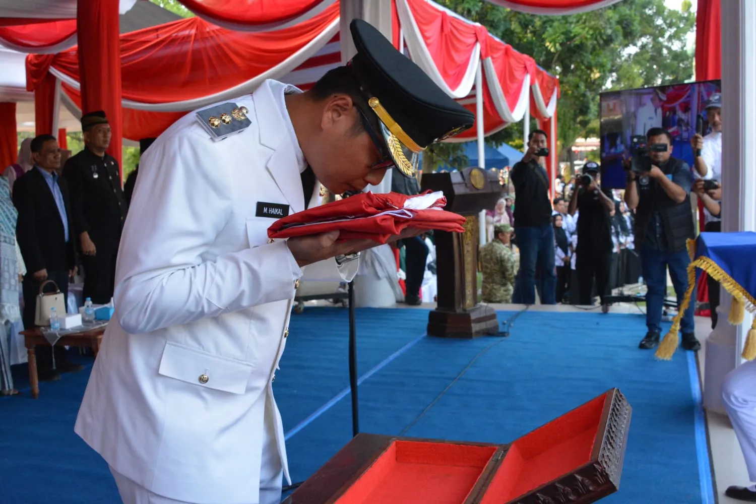 Wakil Wali Kota Langsa Pimpin Penurunan Bendera, Warga Padati Lapangan Merdeka