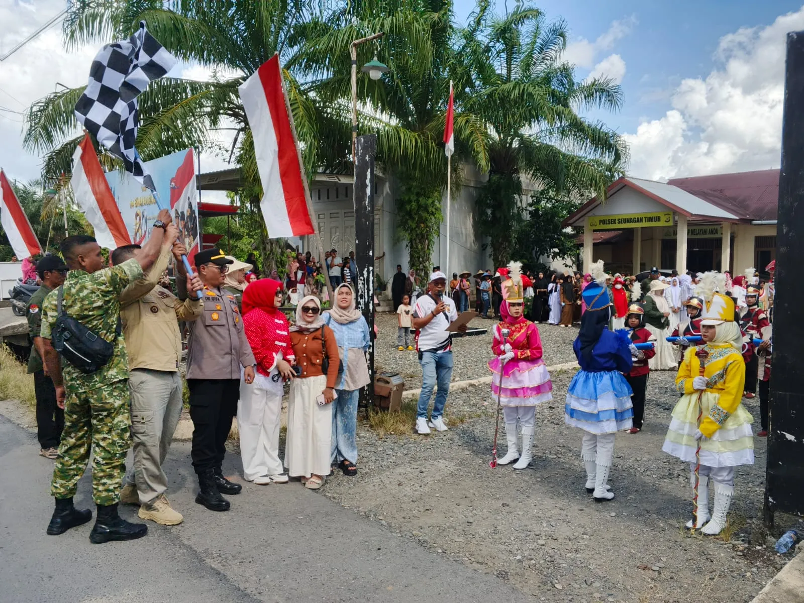 Gerak Jalan Indah Meriahkan HUT Ke-81 RI di Seunagan Timur
