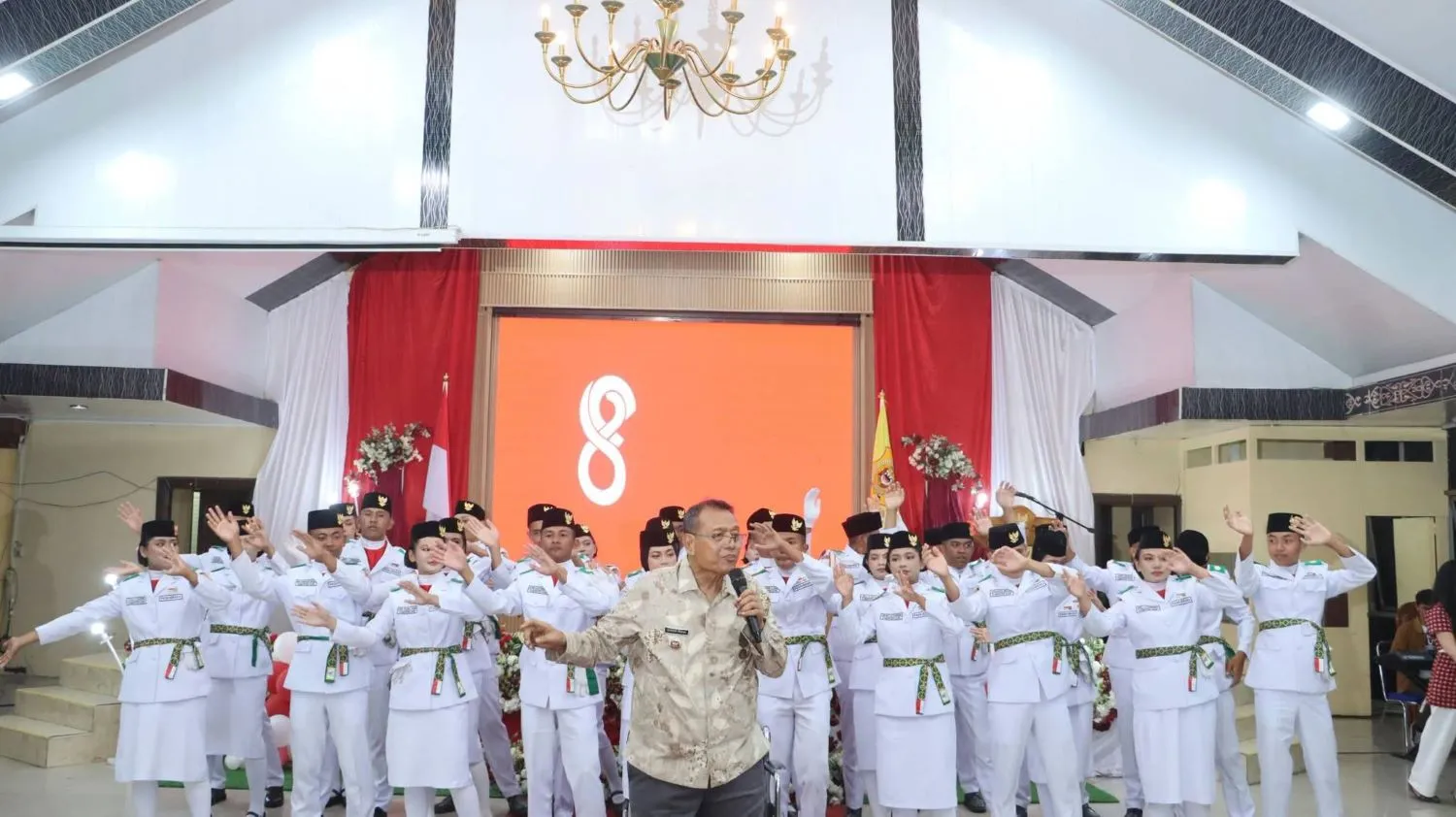 Malam Resepsi Kenegaraan HUT ke-81 RI, Bupati Dairi Paparkan Capaian Kinerja dan Salurkan Beasiswa