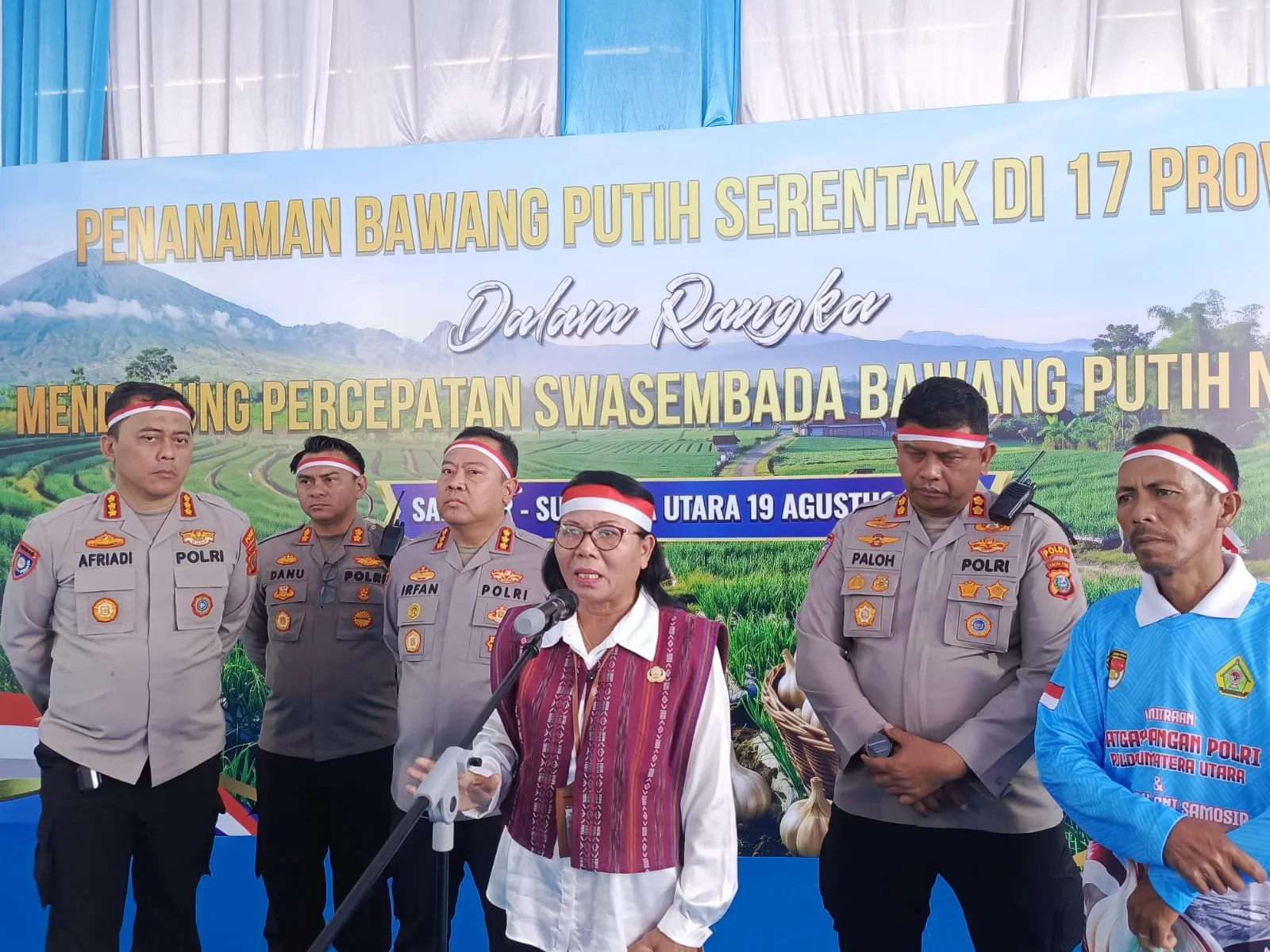 Kapolda Sumut Tanam Bawang Putih Di Samosir Dukung Swasembada Pangan