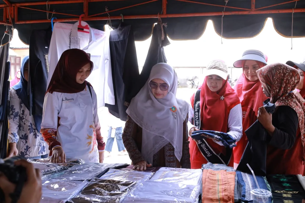 Ketua Pokja Bunda PAUD Kunjungi Stand Bazar UMKM HUT ke-81 RI di Blang Bintang