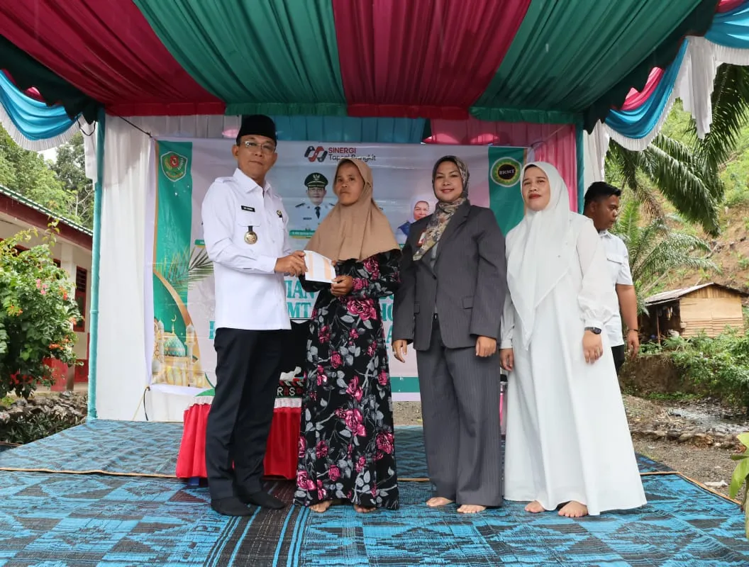 Bupati Tapsel Hadiri Pengajian Akbar BKMT Batang Angkola dan Serahkan Bantuan Korban Kebakaran