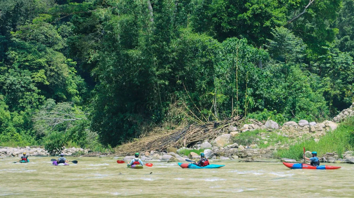 Enam Peselancar Kayak Asal Inggris Jajaki Arus Sungai Lae Renun Dairi