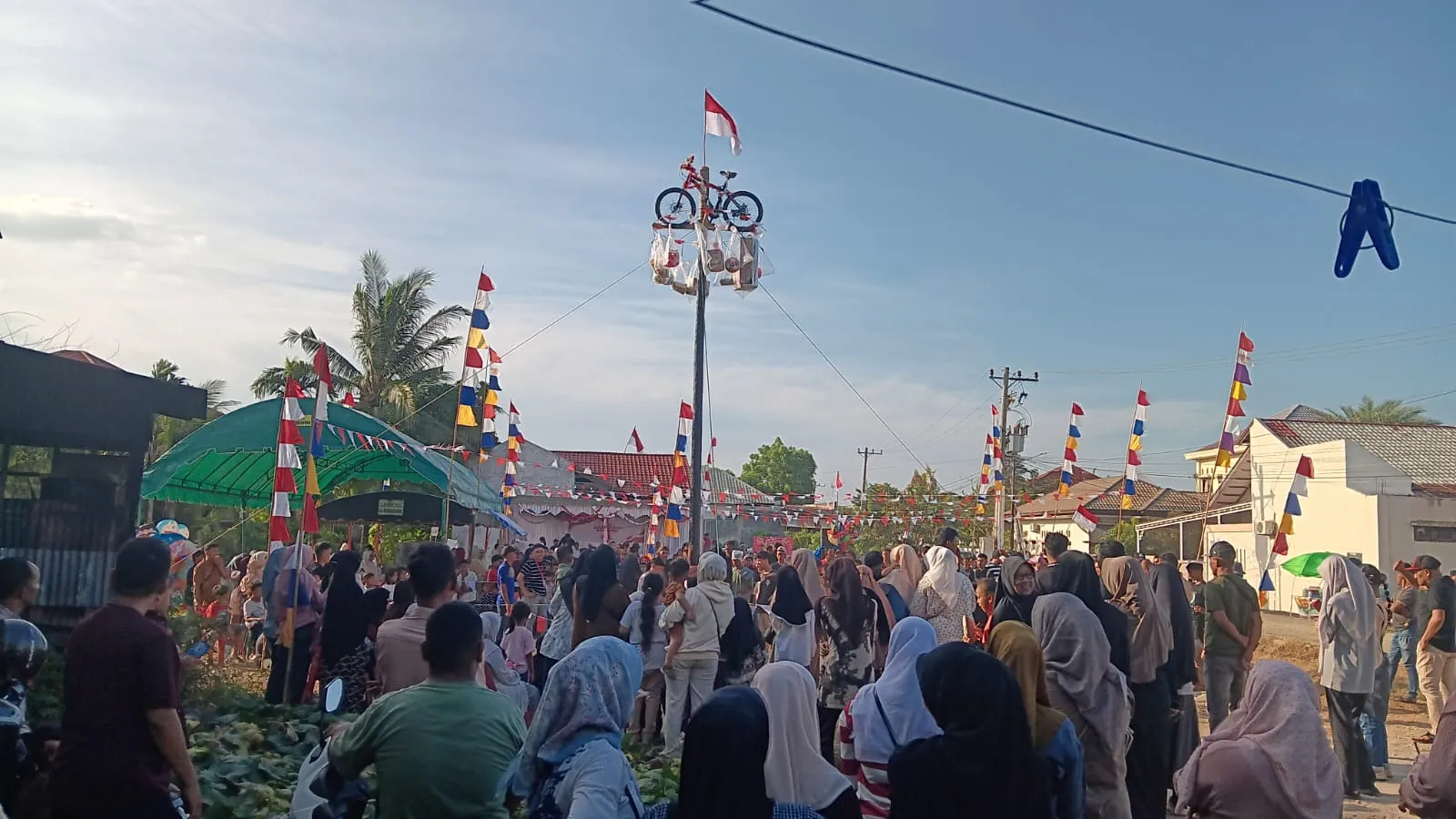 Ketika Agustusan Tinggal Panjat Pinang
