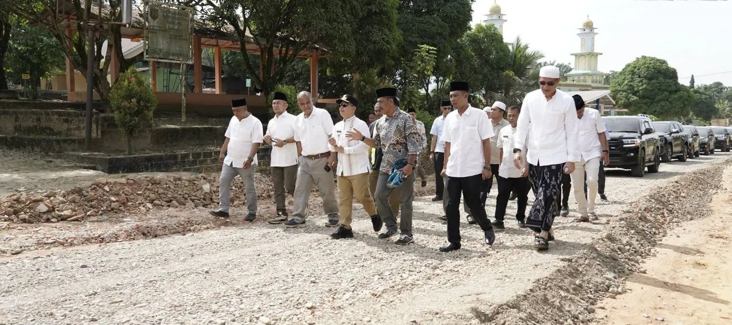 Bupati dan Wabup Padanglawas Tinjau Pembangunan Jalan Desa Ujung Batu 1