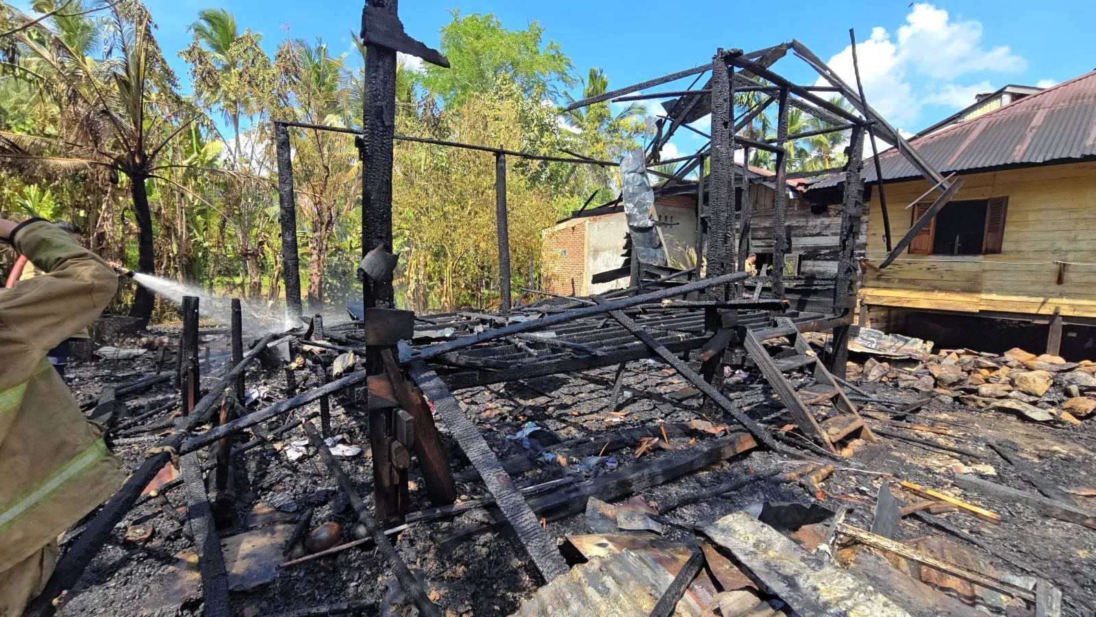 Rumah Kayu Musnah Terbakar Di Gampong Blang