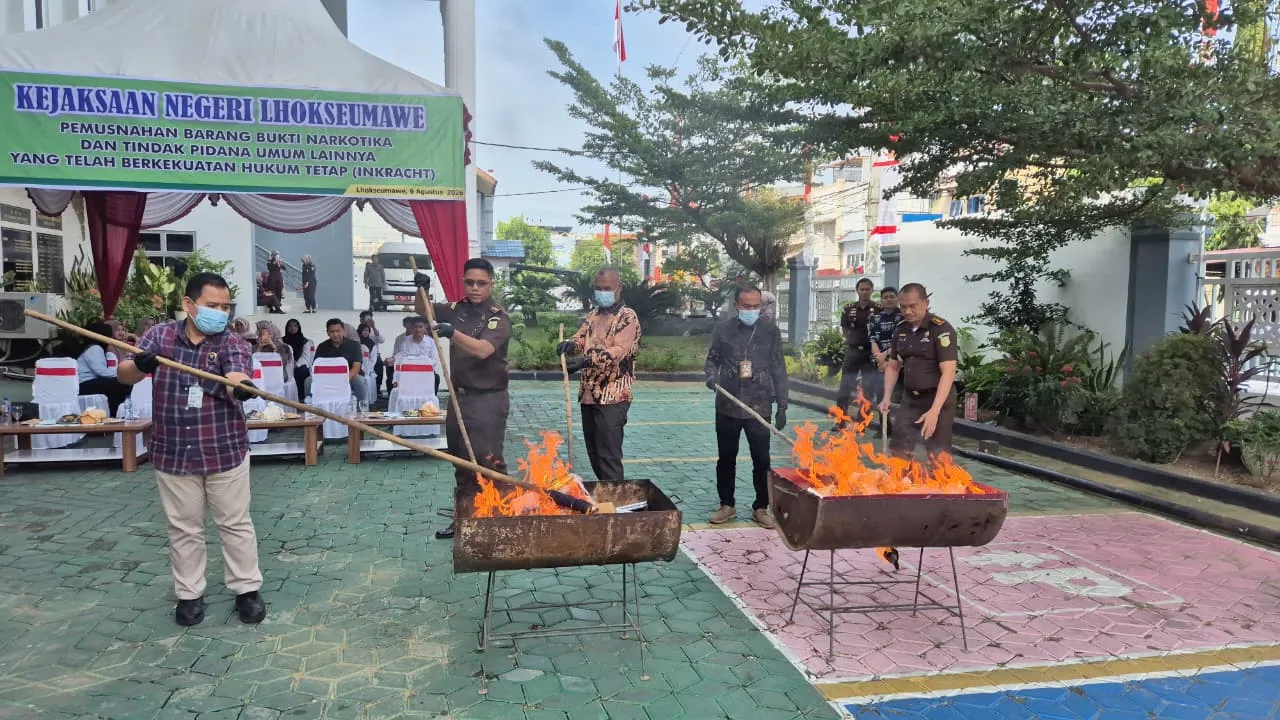 Kejari Lhokseumawe Musnahkan Barang Bukti dan Lelang Barang Rampasan