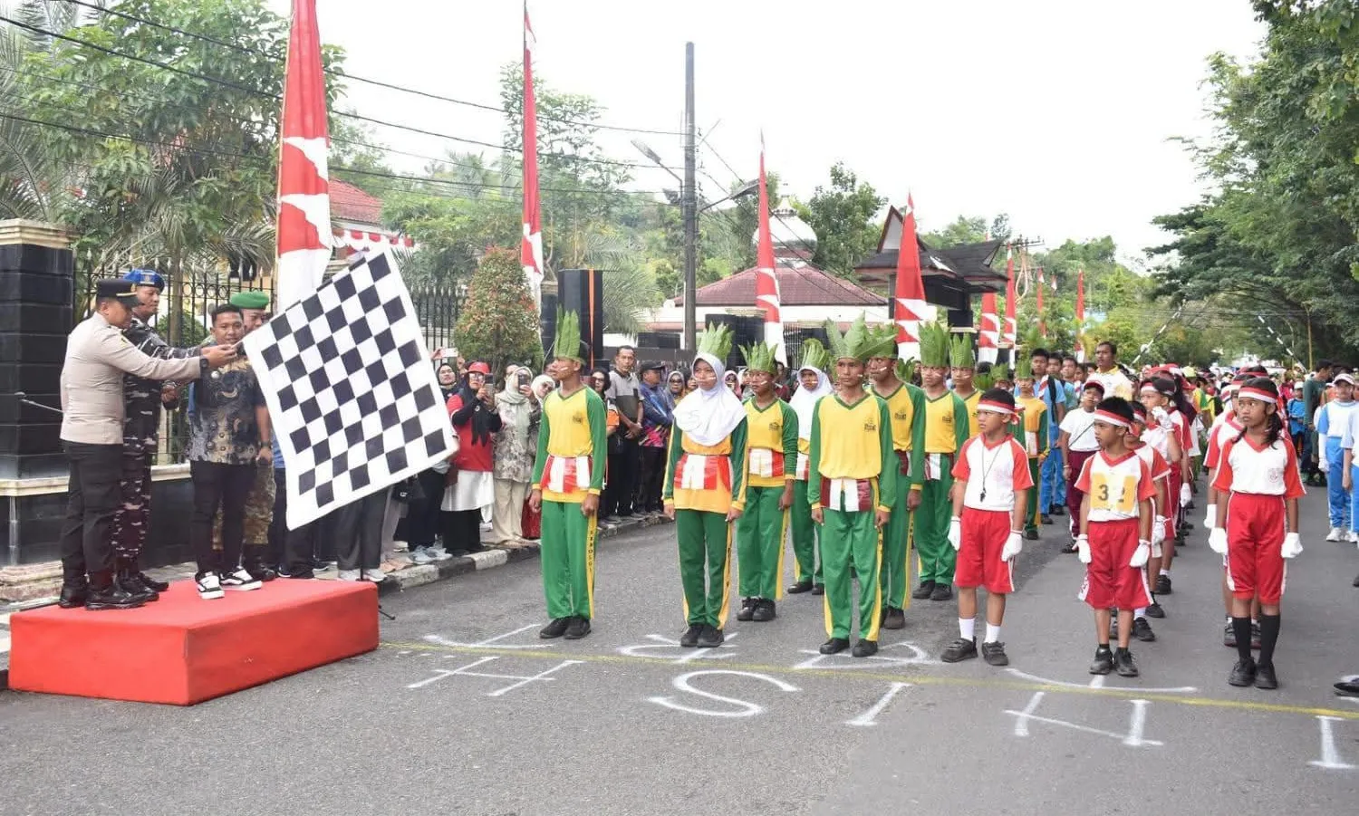 Wali Kota Sibolga Lepas Lomba Gerak Jalan, Teguhkan Semangat Disiplin dan Cinta Tanah Air Generasi Muda