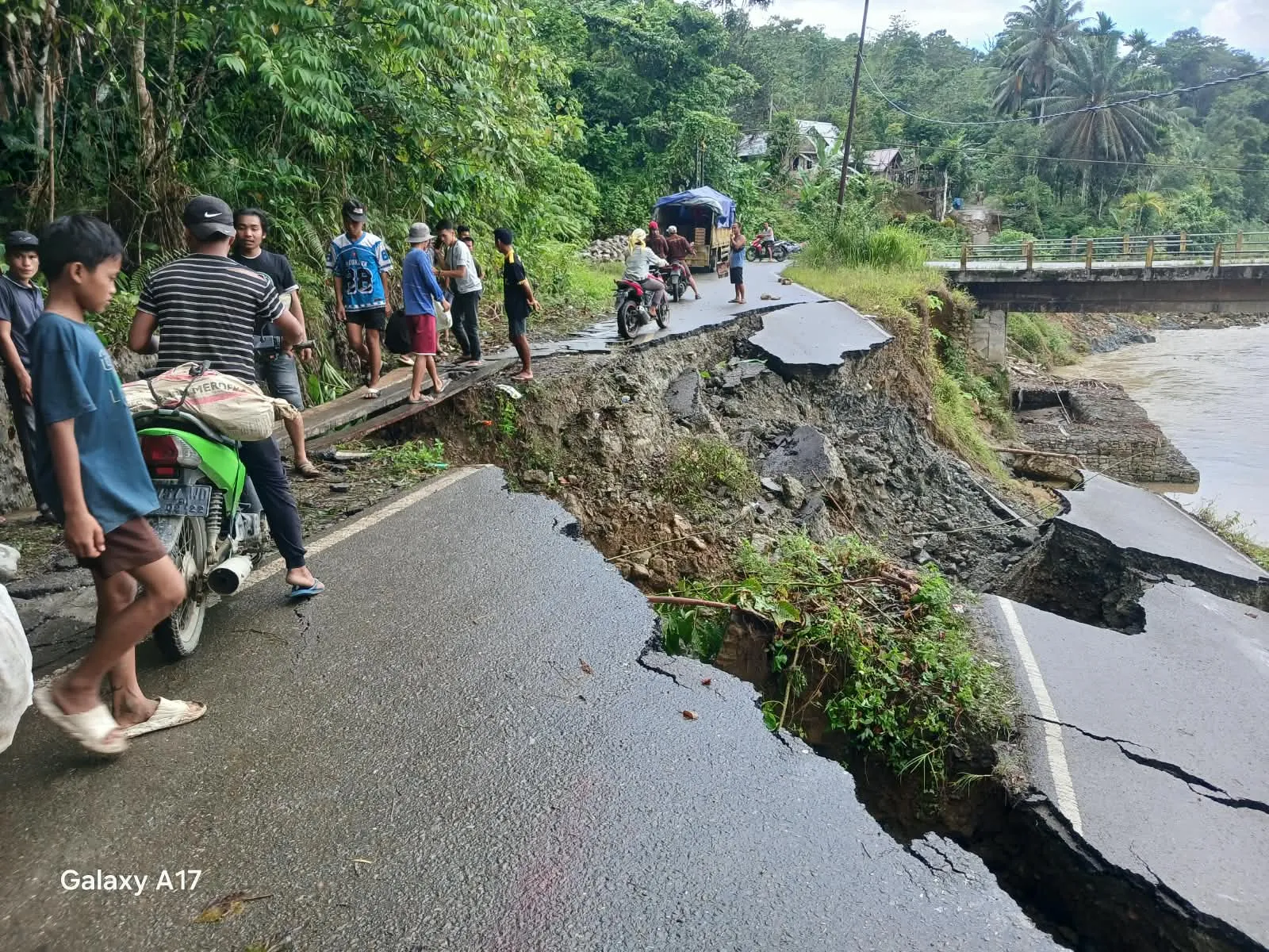 Jalan Provinsi Lahusa - Gomo Putus, 7 Kecamatan Terisolir