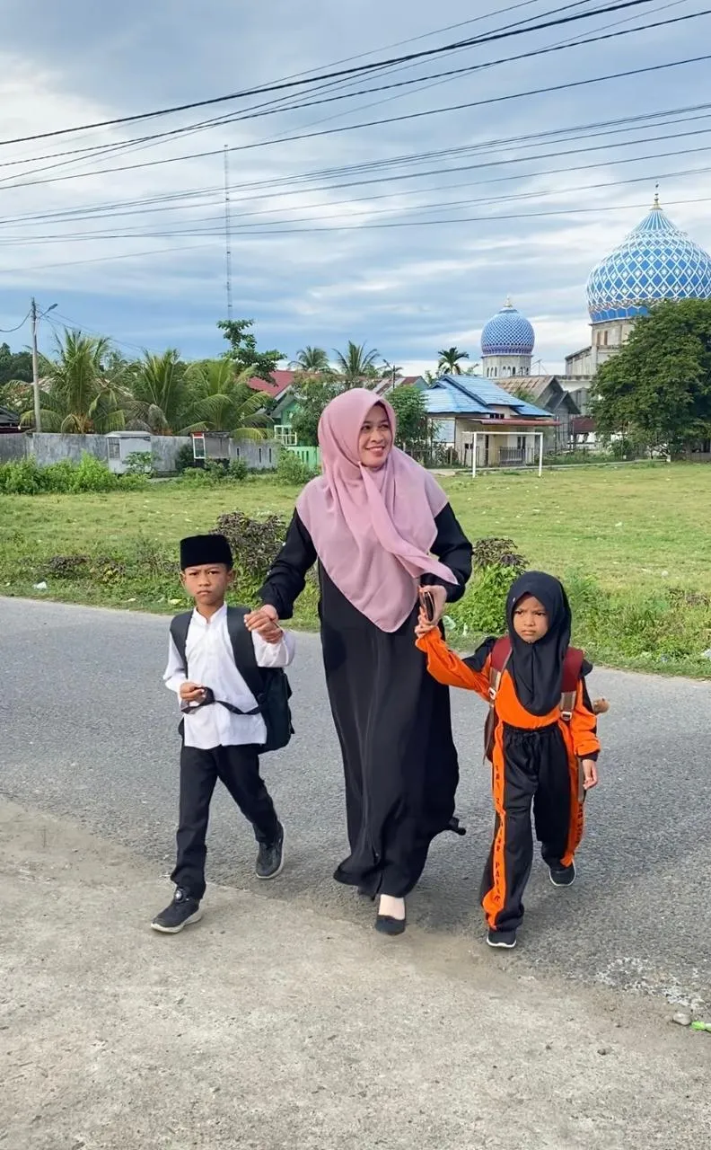 Hj Dewi Murni, M.Pd: Guru Garda Depan Keselamatan Siswa di SDN 2 Tanah Pasir